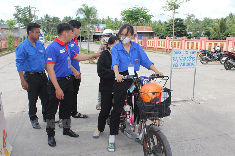 Đội “Tiếp sức mùa thi” tại điểm thi Bến Tre 1 - Trường Ngô Văn Cấn.