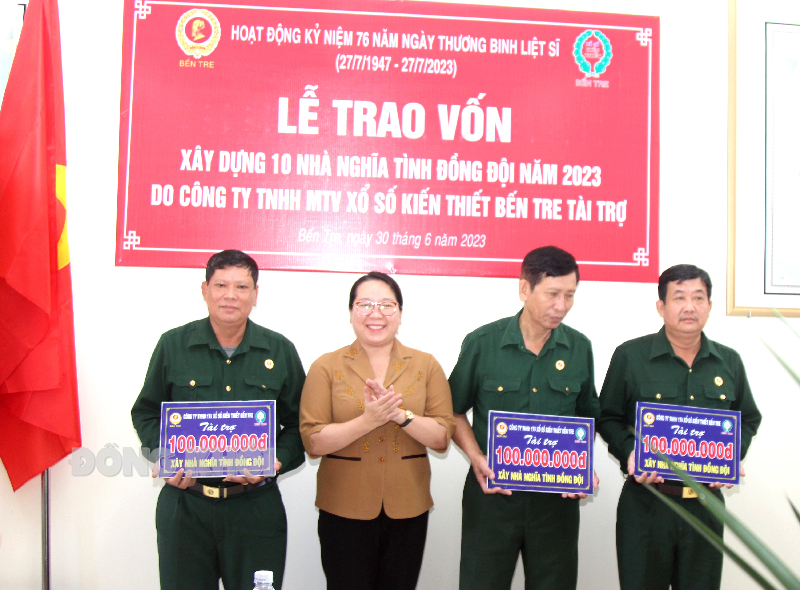 Chủ tịch Ủy ban MTTQ Việt Nam tỉnh Nguyễn Thị Hồng Nhung trao biểu trưng vốn xây nhà NTĐĐ cho lãnh đạo Hội CCB các huyện