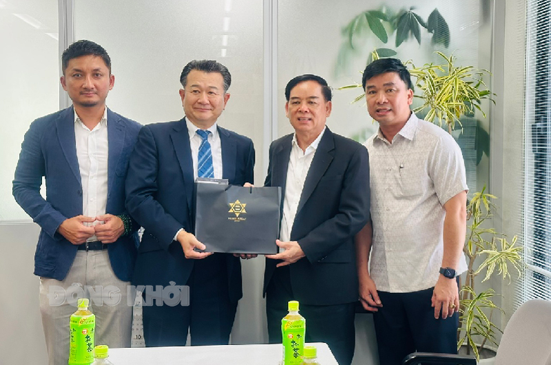 Chủ tịch UBND tỉnh Trần Ngọc Tam cùng đoàn công tác đến thăm Văn phòng của Công ty Nichiei Bussan.