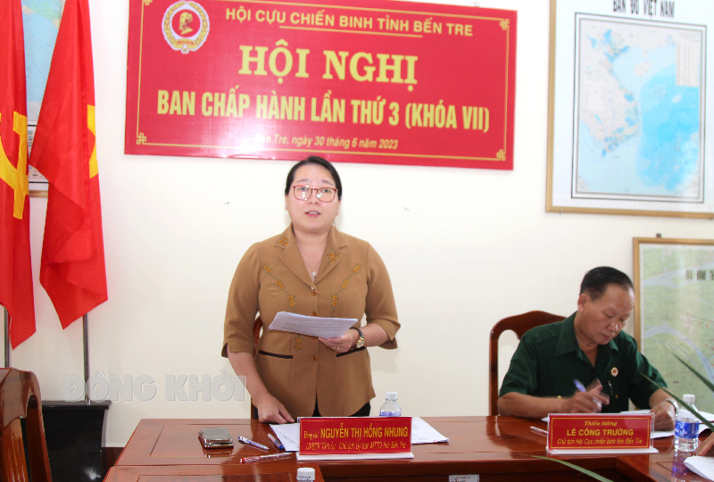 Chủ tịch Ủy ban MTTQ Việt Nam tỉnh Nguyễn Thị Hồng Nhung phát biểu tại hội nghị.