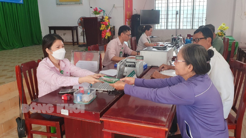 Thêm cơ hội đầu tư phát triển cho hộ gia đình, hộ thương nhân vùng khó khăn ở Bến Tre Giải ngân vốn cho hộ vay vùng khó khăn tại xã Thạnh Phong, huyện Thạnh Phú tỉnh Bến Tre.