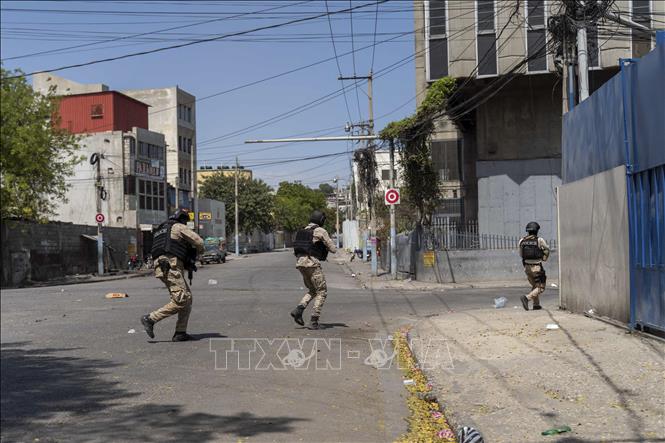 Cảnh sát Haiti trong chiến dịch truy quét các băng đảng tội phạm tại Port-au-Prince ngày 3-3-2023. Ảnh: AFP/TTXVN