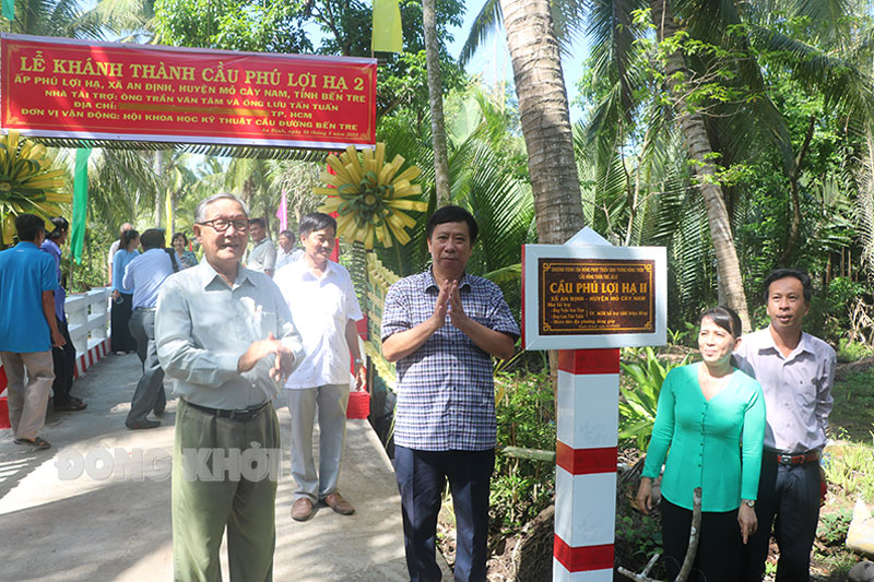 Khánh thành cầu Phú Lợi Hạ 2, xã An Định, huyện Mỏ Cày Nam giúp người dân địa phương đi lại, mua bán dễ dàng hơn.