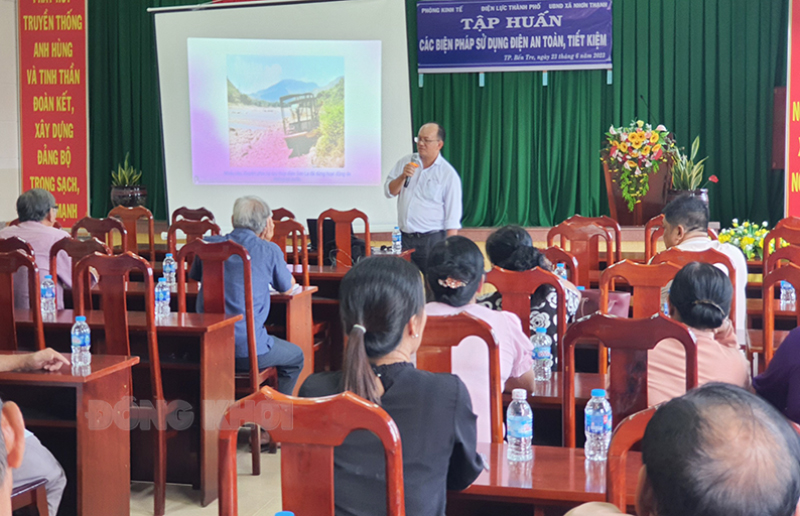 Ông Đặng Thành Sang - Trưởng phòng Kinh doanh Điện lực TP. Bến Tre hướng dẫn tại buổi tập huấn.