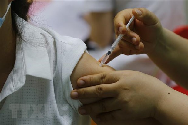 Tiêm vaccine phòng dịch COVID-19 cho người dân. (Ảnh: Nam Sương/TTXVN)