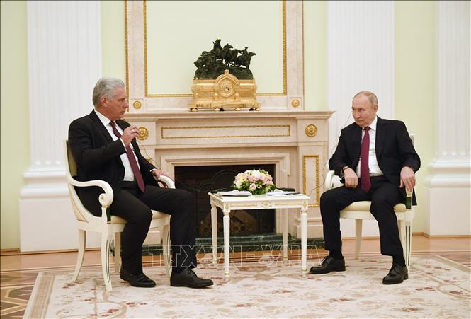 Chủ tịch Cuba Miguel Diaz-Canel (trái) và Tổng thống Nga Vladimir Putin tại cuộc gặp ở Moskva ngày 22-11-2022. Ảnh tư liệu: AFP/TTXVN