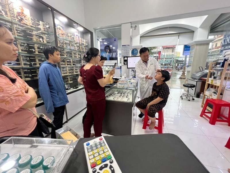 Ts Nguyễn Hồ Hải lắp đặt kính Ortho K tại phòng khám Bs Minh.