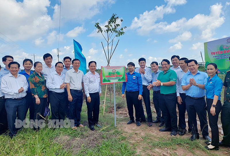 Đoàn Khối Cơ quan - Doanh nghiệp tỉnh thực hiện tuyến đường cây xanh tại xã Thạnh Hải, huyện Thạnh Phú.