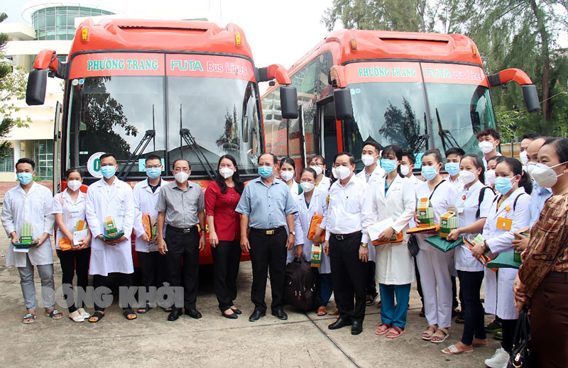 Công đoàn ngành Y tế với nhiều hoạt động ý nghĩa, thiết thực Lễ xuất quân 41 tình nguyện viên là y, bác sĩ từ các đơn vị trong ngành y tế Bến Tre tham gia chống dịch Covid-19 tại TP. Hồ Chí Minh (tháng 9-2021). Ảnh: CTV