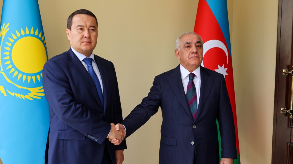 Thủ tướng Kazakhstan Alikhan Smailov (trái) và Thủ tướng Azerbaijan Ali Asadov. Ảnh: primeminister.kz