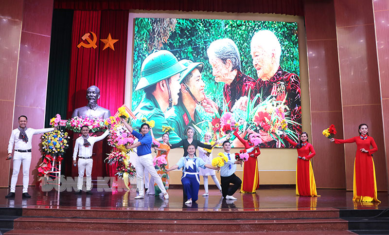 Đẩy mạnh các phong trào “Đền ơn đáp nghĩa” Biểu diễn văn nghệ nhân lễ kỷ niệm 75 năm Ngày Thương binh - Liệt sĩ ca ngợi công lao to lớn của các mẹ Việt Nam anh hùng. Ảnh: T. Thảo