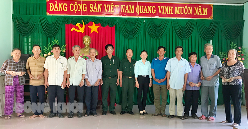 Hội Cựu chiến binh tỉnh Bến Tre trao vốn cho 10 hộ tham gia Tổ hợp tác.