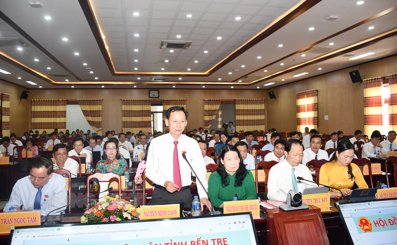 Phát biểu bế mạc Kỳ họp thứ 9, HĐND tỉnh khoá X của Phó bí thư Thường trực Tỉnh ủy - Chủ tịch HĐND tỉnh Hồ Thị Hoàng Yến Phó chủ tịch UBND tỉnh Nguyễn Minh Cảnh đóng góp ý kiến vào nội dung Nghị quyết.