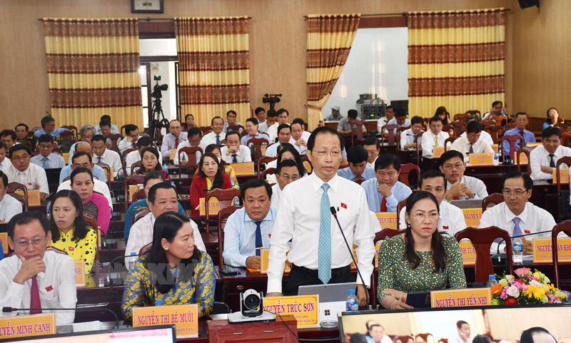 Phó chủ tịch Thường trực UBND tỉnh - Trưởng đoàn Đại biểu Quốc hội đơn vị tỉnh Nguyễn Trúc Sơn đóng góp ý kiến vào nội dung Nghị quyết.