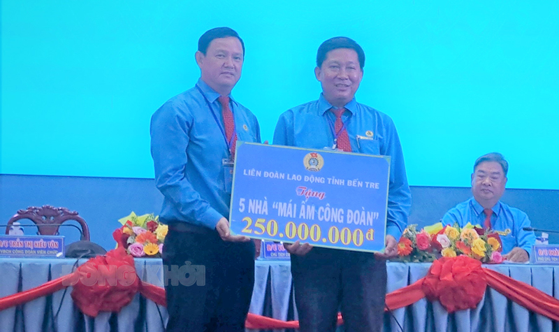 Chủ tịch Liên đoàn Lao động tỉnh Nguyễn Phúc Linh trao nhà Mái ấm công đoàn tại đại hội.