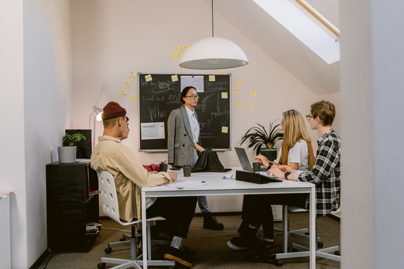 Những điều cần biết trước khi định cư Úc Nền kinh tế luôn phát triển sẽ đi kèm với cơ hội làm việc đa dạng - điều mà đã và đang thu hút các nhân lực từ ngoài nước vào Úc. Ảnh: Pexels.