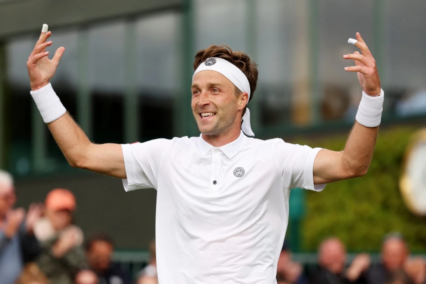 Liam Broady - tay vợt hạng 142 thế giới giành chiến tích không tưởng trước Casper Ruud