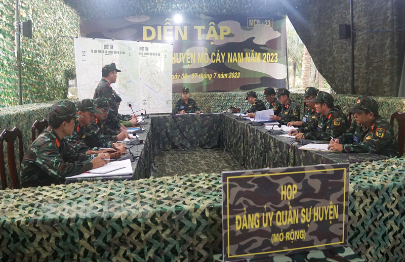 Diễn tập khu vực phòng thủ huyện Mỏ Cày Nam năm 2023 Diễn tập thông qua cuộc họp Đảng ủy Quân sự huyện mở rộng.