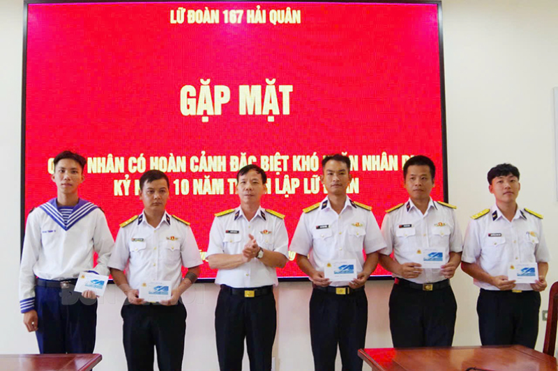 Thượng tá Nguyễn Xuân Lai - Phó chính ủy Lữ đoàn tặng quà gia đình quân nhân có hoàn cảnh khó khăn.