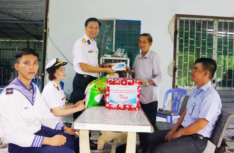 Đại tá Nguyễn Thành Nhân - Bí thư Đảng ủy, Chính ủy Lữ đoàn đến thăm và tặng quà gia đình chính sách trên địa bàn xã Long Sơn.