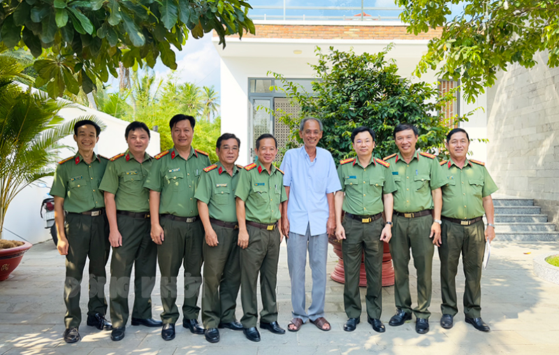 Thăm, tặng quà các đồng chí nguyên lãnh đạo Công an tỉnh qua các thời kỳ Đoàn công tác chụp ảnh lưu niệm với Thiếu tướng Nguyễn Văn Hoàng, nguyên Giám đốc Công an tỉnh.