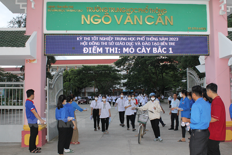 Đầu tư trường, lớp theo hướng đạt chuẩn quốc gia Các thí sinh tham gia Kỳ thi tốt nghiệp THPT năm 2023 tại Trường THPT Ngô Văn Cấn (điểm thi: Mỏ Cày Bắc 1). Ảnh: Lê Đệ