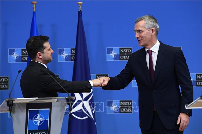 Tổng thống Ukraine Volodymyr Zelensky (trái) và Tổng Thư ký NATO Jens Stoltenberg tại cuộc họp báo chung ở Brussels, Bỉ, ngày 16-12-2021. Ảnh tư liệu: AFP/TTXVN