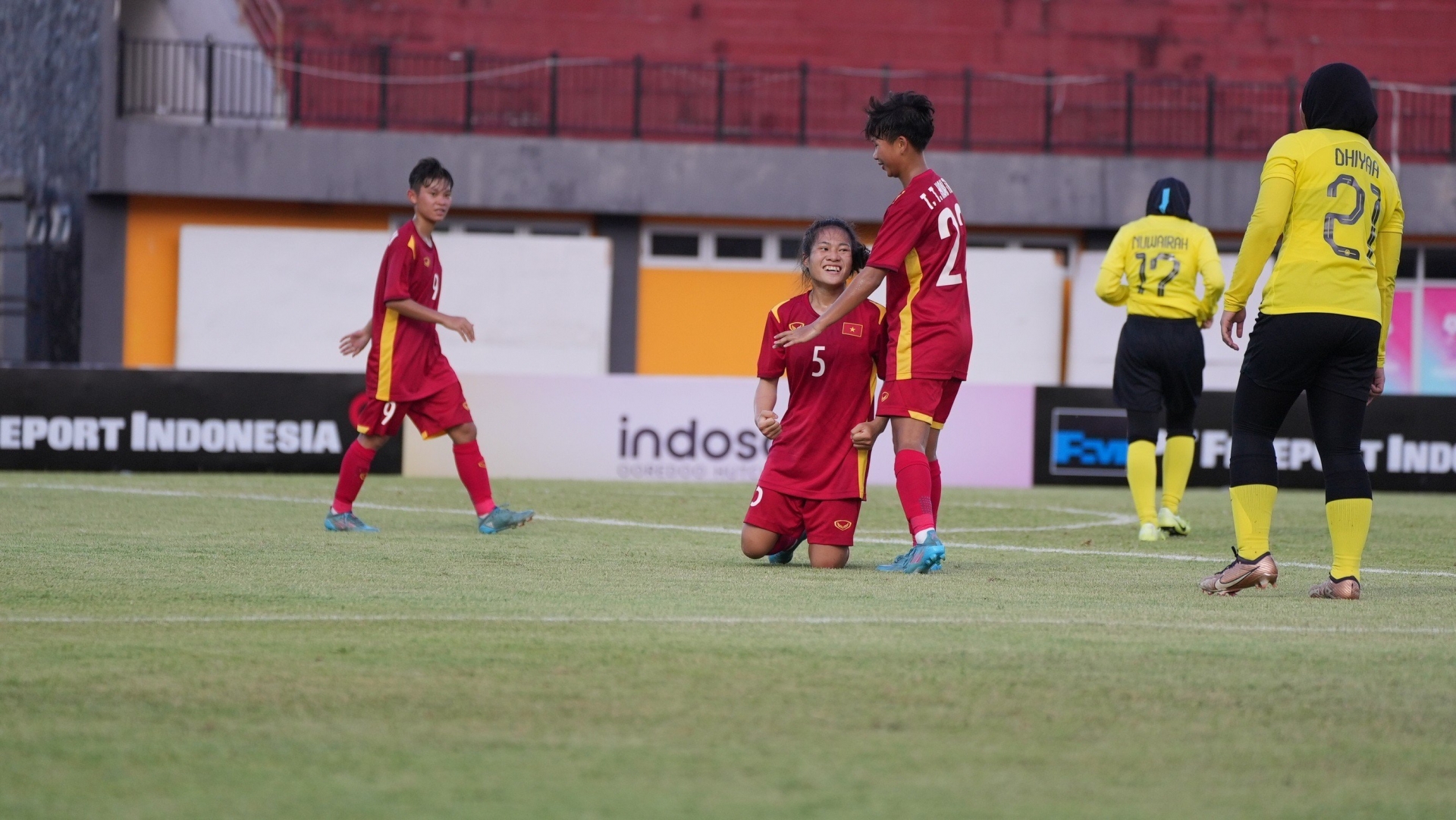 Ngọc Ánh lập công giúp Việt Nam dẫn trước Malaysia 5-0 (Ảnh: VFF)