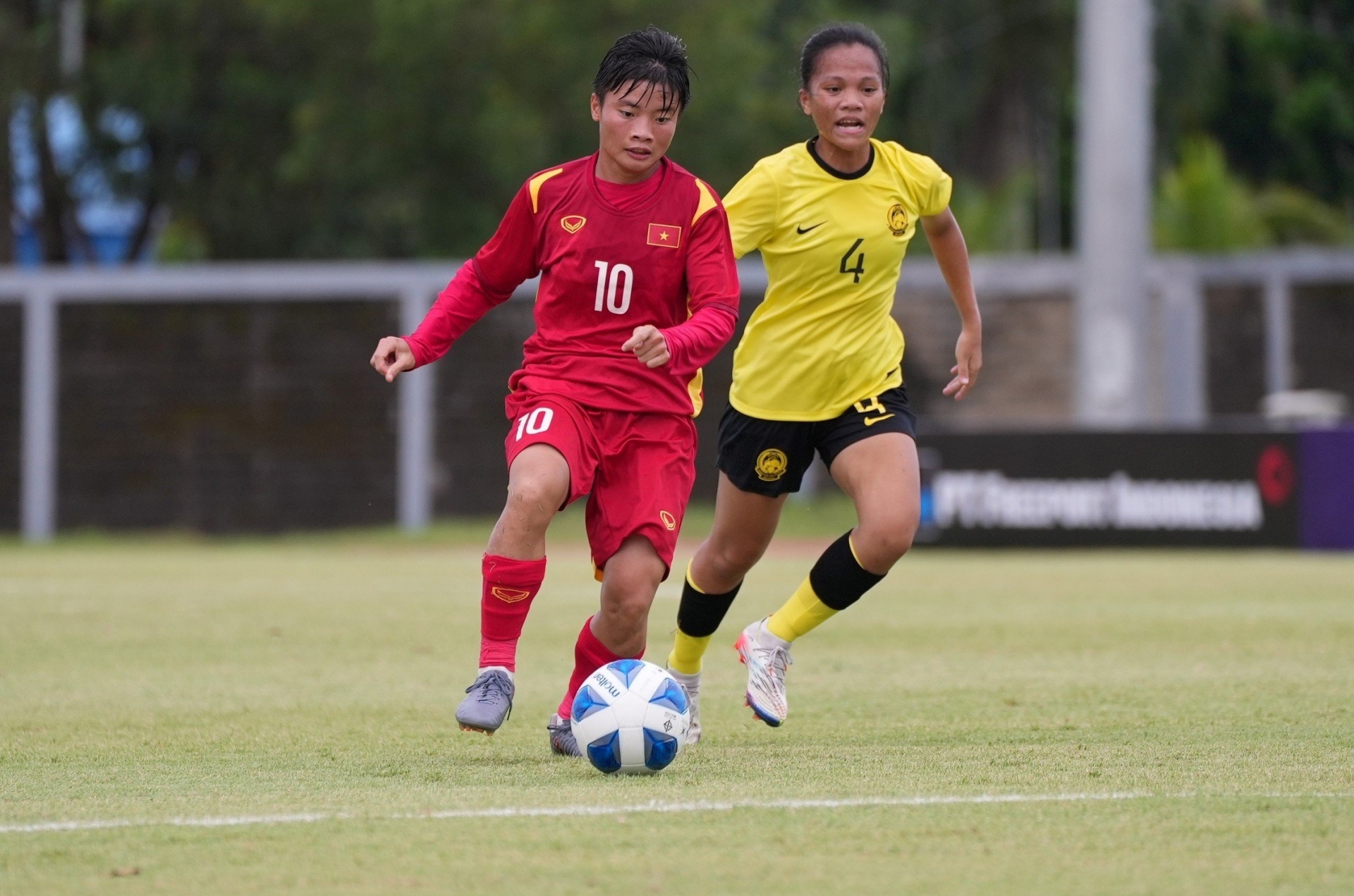 Minh Chuyên lập hattrick trong chiến thắng 6-0 của U19 nữ Việt Nam (Ảnh: VFF)