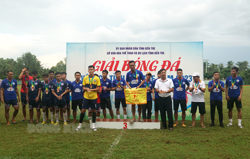 Ban tổ chức trao giải cho đội bóng hạng ba.