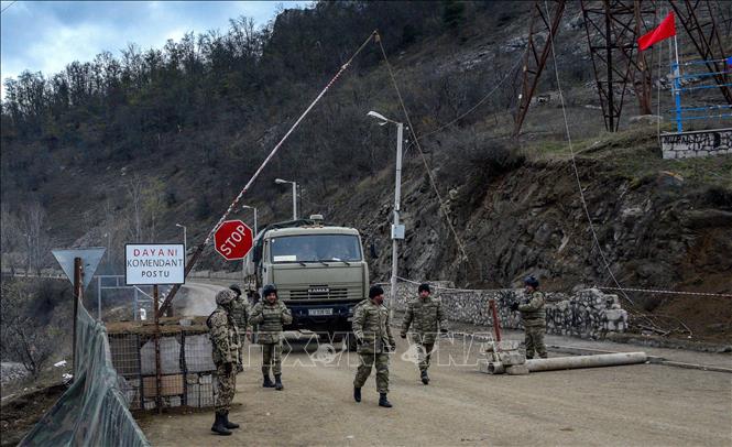 Binh sĩ Azerbaijan tuần tra tại trạm kiểm soát ở thị trấn Shusha, sau cuộc xung đột với binh sĩ Armenia tại khu vực tranh chấp Nagorno-Karabakh. Ảnh tư liệu: AFP/TTXVN