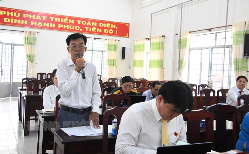 HĐND huyện Thạnh Phú tổ chức kỳ họp giữa năm 2023 Đại biểu ý kiến tại kỳ họp. Ảnh: Cẩm Trúc