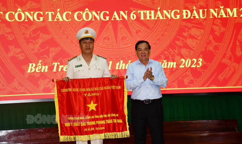 Chủ tịch UBND tỉnh Trần Ngọc Tam trao Cờ Thi đua Chính phủ cho Phòng Tham mưu Công an tỉnh.