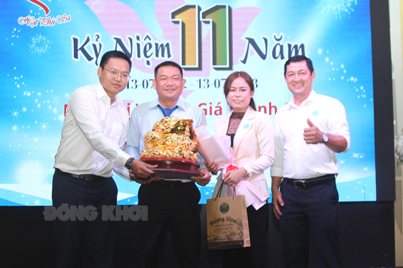 Hội Từ thiện Hạt Phù Sa TP. Hồ Chí Minh họp mặt kỷ niệm 11 năm ngày thành lập Đại biểu giới thiệu sản phẩm điêu khắc bán cho người mua.