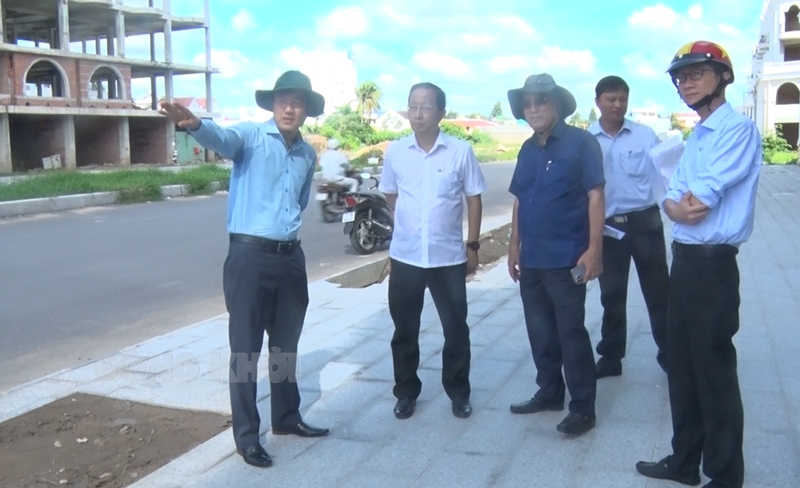 Khảo sát tiến độ thi công các công trình thuộc Tiểu dự án TP. Bến Tre Phó chủ tịch Thường trực UBND tỉnh - Trưởng đoàn đại biểu Quốc hội tỉnh Nguyễn Trúc Sơn khảo sát thực tế công trình Đại lộ Đông Tây.