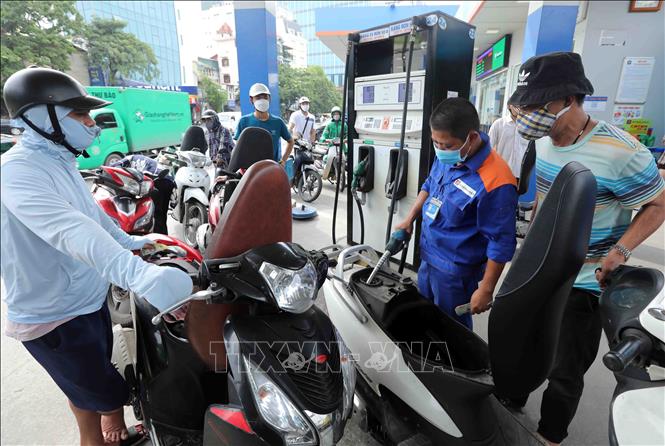 Xăng tăng giá nhẹ, dầu tăng hơn 600 đồng/lít Người dân mua xăng tại một điểm kinh doanh xăng, dầu ở Hà Nội. Ảnh: Trần Việt/TTXVN.