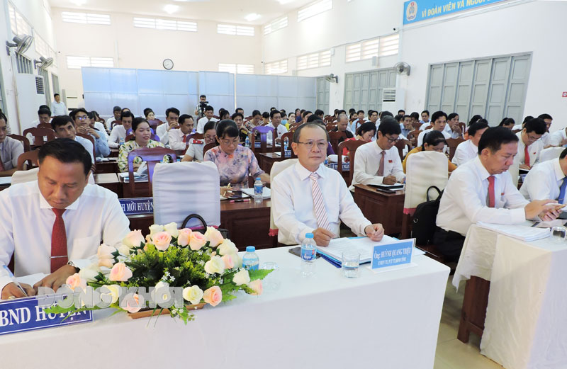 Phó chủ tịch Thường trực HĐND tỉnh Huỳnh Quang Triệu cùng đại biểu tham dự kỳ họp.