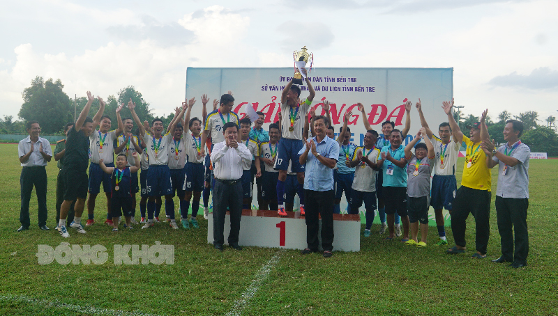 Ban tổ chức trao cúp vô địch cho đội Mỏ Cày Nam.
