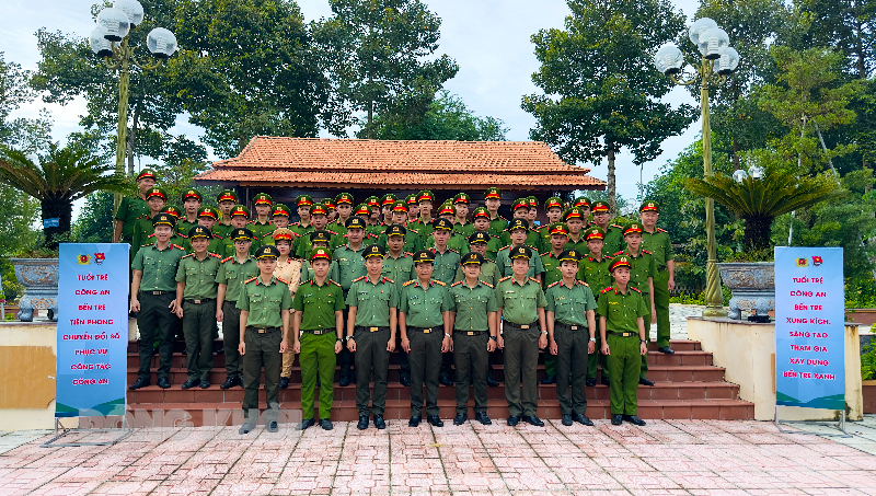 Lãnh đạo Công an tỉnh chụp ảnh lưu niệm với Đội hình tham gia chiến dịch.