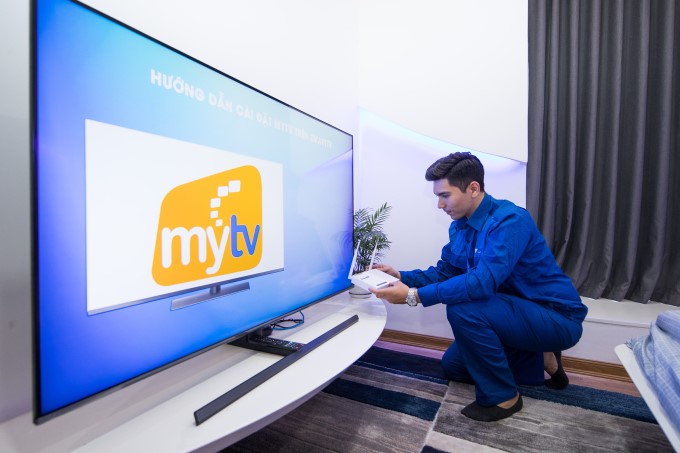 Nhân viên kỹ thuật của VNPT đang đấu nối internet cho khách hàng. Ảnh VNPT