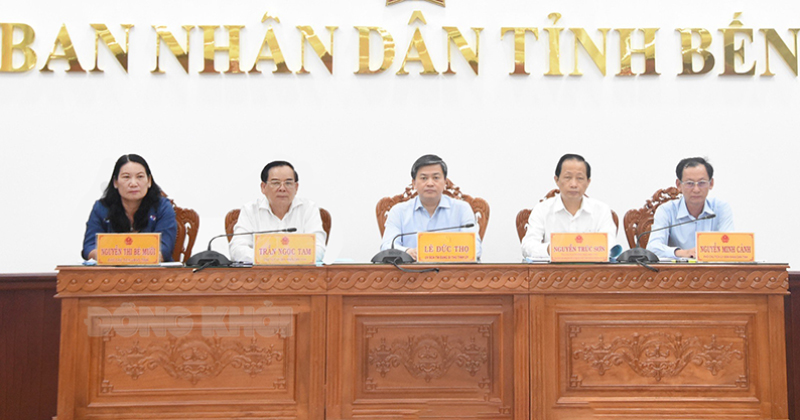 Chủ trì hội nghị.