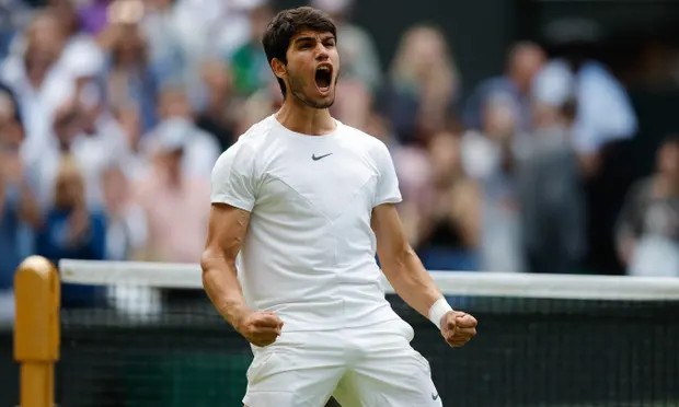 Carlos Alcaraz ăn mừng khi tham dự bán kết Wimbledon ở tuổi 20