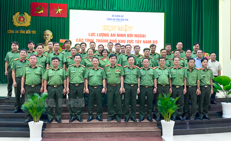 Công an Bến Tre tổ chức họp mặt lực lượng An ninh đối ngoại các tỉnh, thành phố khu vực Tây Nam Bộ lần thứ 13 năm 2023 Các đại biểu dự họp mặt chụp ảnh lưu niệm. Ảnh: Minh Tân