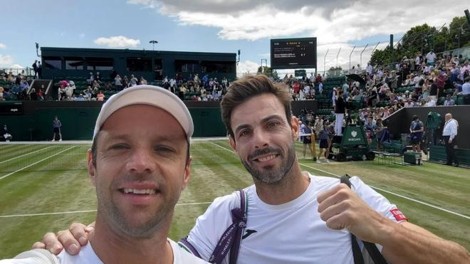Granollers và Zeballos chụp ảnh kỷ niệm khoảnh khắc vào chung kết Wimbledon 2023.