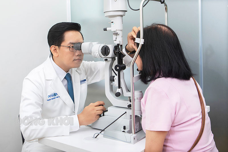 Hỗ trợ khám mắt miễn phí tại Trung Tâm Mắt Tinh Anh Bến Tre Bác sĩ khám và tư vấn các bệnh về mắt cho khách hàng. Ảnh: CTV