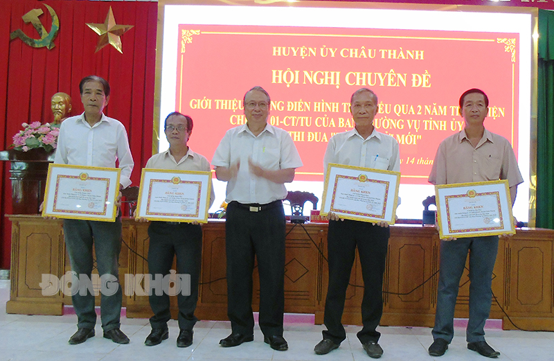Trưởng ban Tuyên giáo Tỉnh ủy Cao Văn Dũng trao bằng khen cho các tập thể.