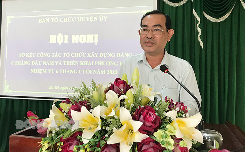 Phó bí thư Thường trực Huyện ủy Bùi Thành Dương chỉ đạo hội nghị. Ảnh: Trà Dũng