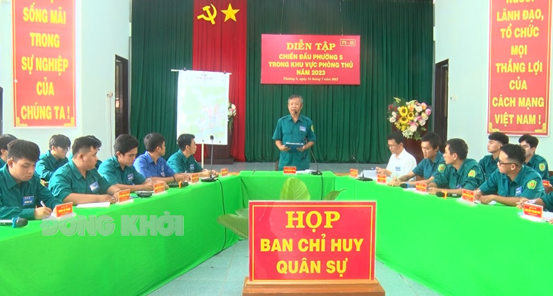 Phó chủ tịch UBND huyện Nguyễn Minh Đức - Trưởng ban đại diện Hội đồng Quản trị Ngân hàng chính sách xã hội huyện phát biểu kết luận cuộc họp. Ảnh: Việt Cường