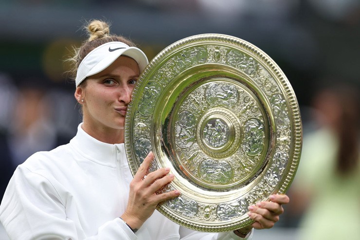 Vondrousova vô địch Wimbledon 2023, lập kỷ lục chưa từng có trong lịch sử Marketa Vondrousova nhận danh hiệu vô địch Wimbledon 2023. Ảnh: Getty