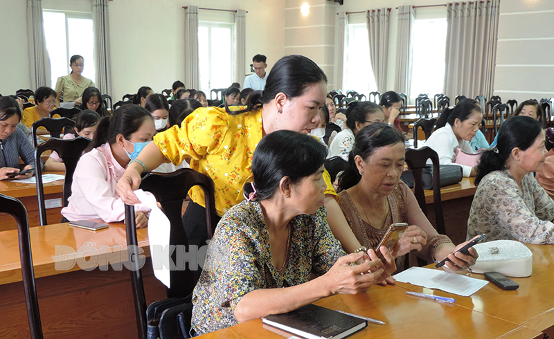 Đại biểu tham dự tập huấn được hướng dẫn cách thức mua hàng trên NestleShop.